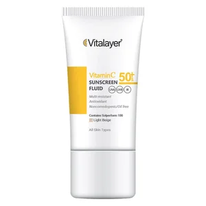 فلوئید ضدآفتاب رنگی ویتالیر، 50 SPF، مدل Vitamin C، مناسب انواع پوست تنالیته رنگ متوسط و حجم 50 میلی‌لیتر، ضد آب، محافظت کننده در برابر اشعه UVA، UVB، IR، آنتی‌اکسیدان، فاقد چربی و پارابن، ضد لک، آبرس