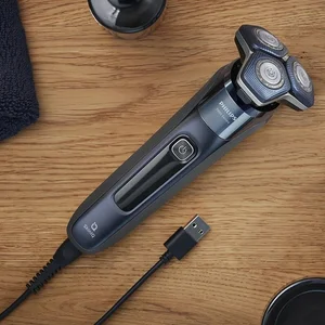 ماشین اصلاح موی صورت فیلیپس مدل S7885 با تیغه چرخشی 360 درجه استیل پیشرفته، قابلیت استفاده خشک و مرطوب، تکنولوژی Skin IQ و Power Adapt برای تنظیم خودکار سرعت، شارژ سریع 5 دقیقه‌ای و ضدآب بودن با امکان