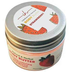 کره بدن ایمنس هربال مدل VIP_STRAWBERRY وزن 110 گرم با رایحه توت فرنگی، مرطوب‌کننده و روشن‌کننده پوست، حاوی کره کاکائو، شی باتر، روغن جوجوبا، روغن جوانه گندم، روغن نارگیل و موم زنبور عسل، مناسب انواع پ