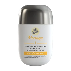 کرم ضد آفتاب بی رنگ مورینگا امو مدل Tea Tree حجم 30 میلی‌لیتر، با SPF 40 و PA+++، مناسب پوست آکنه‌دار و چرب، ضدحساسیت، با جلوه مات و ماندگاری 2 ساعت، حاوی محافظ UVA و UVB