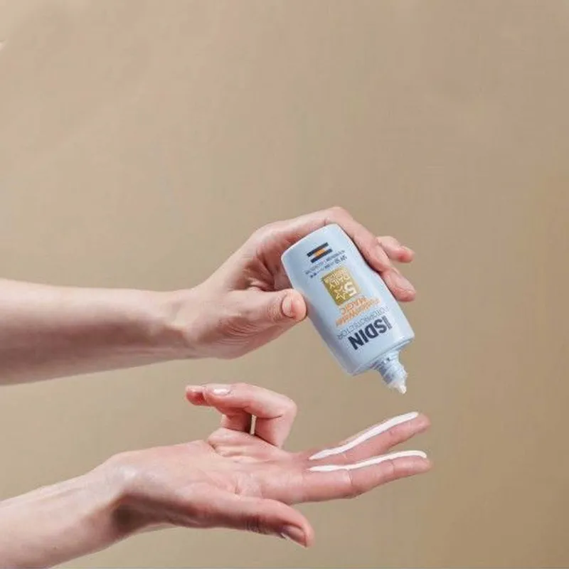 فلوئید ضدآفتاب بدون رنگ ایزدین SPF50 مدل Fusion Water Magic مناسب انواع پوست، حجم 50 میلیلیتر - تصویر 6