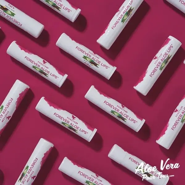 بالم لب فوراور مدل Aloe Lips مرطوبکننده و نرمکننده قوی با عصاره آلوئهورا و روغن جوجوبا، مناسب پوست لبهای خشک و ترکخورده، فاقد چسبندگی و سازگار با پوست، طراحی ماتیکی وگان از آمریکا - تصویر 5