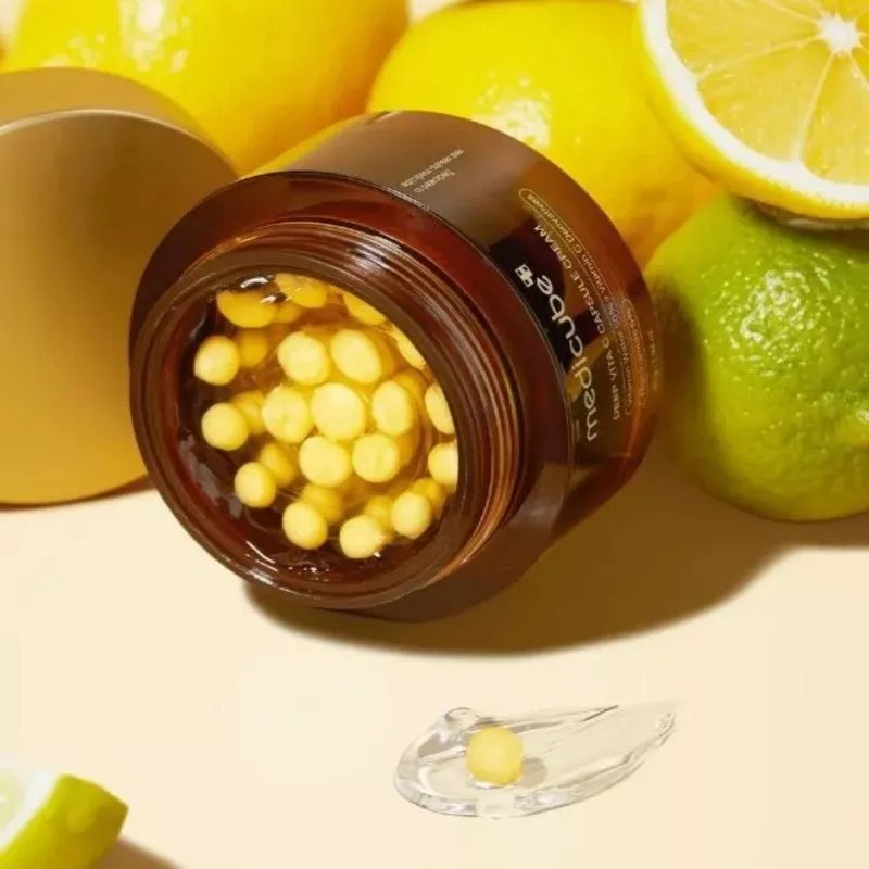 ماسک کرم کپسولی صورت مدی کیوب مدل Deep Vita C حجم 55 میلیلیتر مناسب انواع پوست با خاصیت آبرسانی، درخشانکننده، ضد چروک، ترمیمکننده و کوچککننده منافذ باز پوست - تصویر 3