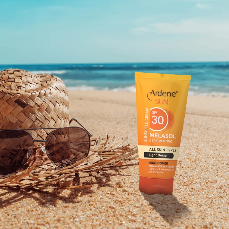 کرم ضد آفتاب رنگی آردن سان، SPF 30، مدل Light Beige، مناسب انواع پوست با تنالیته روشن و حجم 50 میلی‌لیتر، ضد آب، محافظت‌کننده در برابر اشعه‌های UVA و UVB، ضد لک، دارای فرمولاسیون و - نمای 1