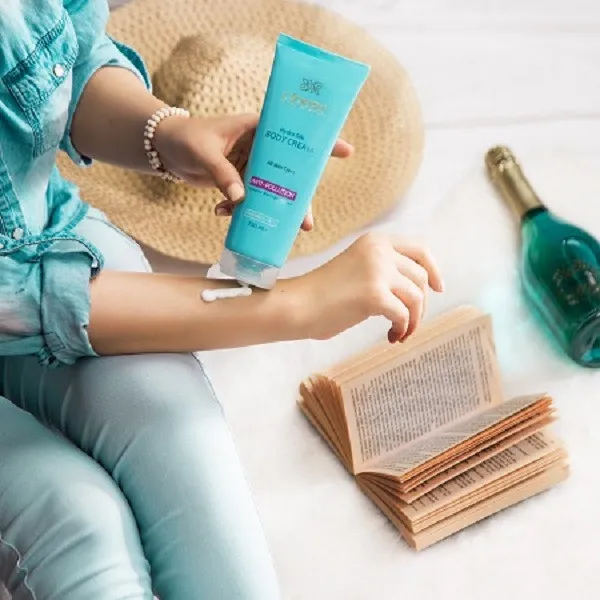 کرم بدن مرطوبکننده سینره مدل Hydra Silk حجم 250 میلیلیتر با محافظت در برابر آلودگی هوا، حاوی پپتیدهای مورینگا، روغن آووکادو، شی باتر و روغن گل مغربی، جذب سریع و فاقد پارابن - تصویر 3