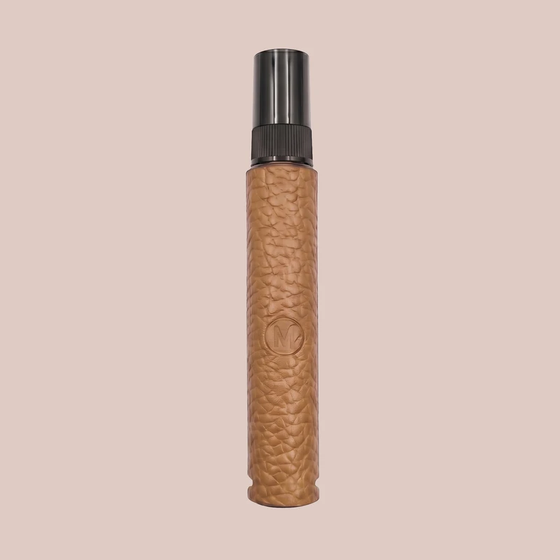 محفظه نگهدارنده عطر مارسین مدل 106 جنس چرم طبیعی دست دوز ظرفیت 10 میلی لیتر، مقاوم در برابر نشت